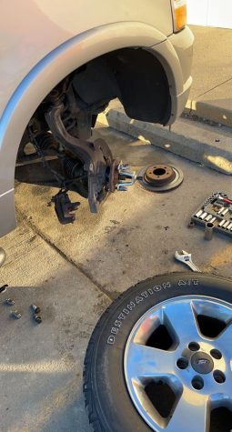 With the tire removed, it is possible to see the damaged hub